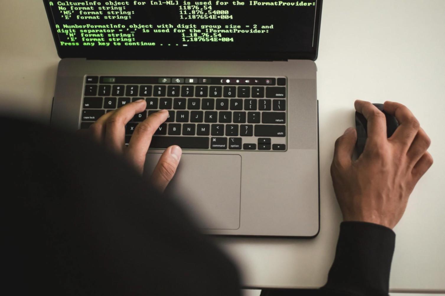 Team sviluppo machine learning al lavoro